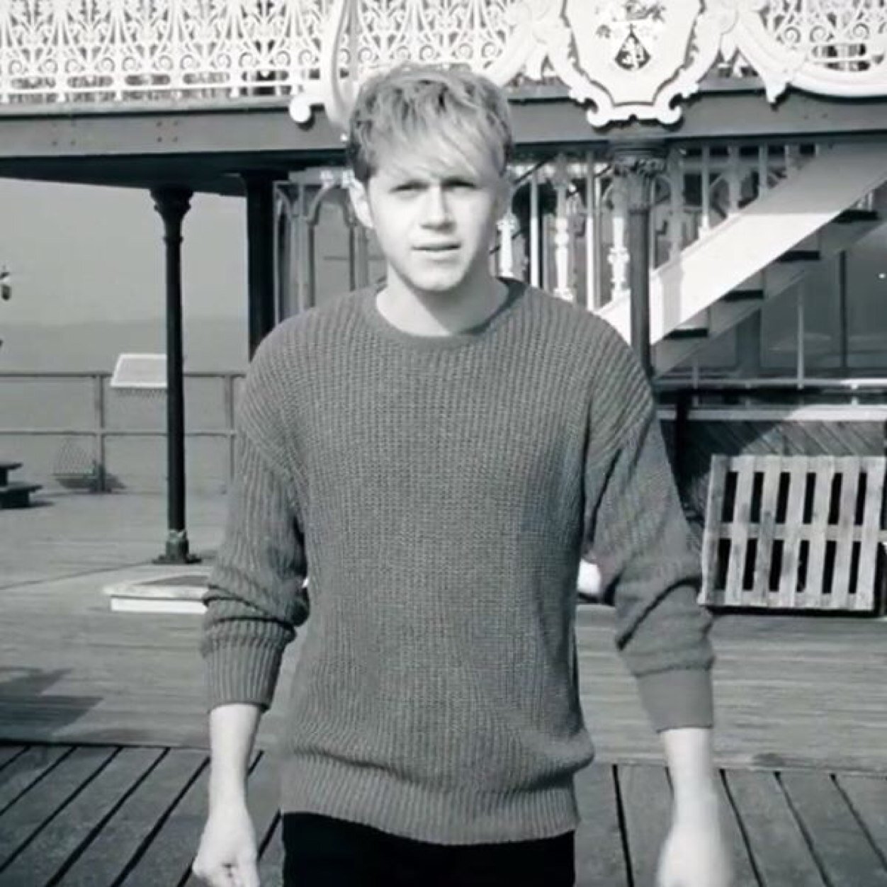 PLEASE DON'T FOLLOW THIS ACC, FOLLOW @_NiallxHemmox BECAUSE HER OLD ACC, @_NiallxHemmo WON'T OPEN AND SHE'S STARTING A NEW ONE! THANKS!