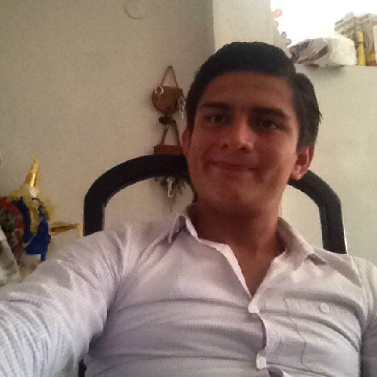 Estudiante de Derecho, apasionado por la verdad y la vida, poeta y loco.