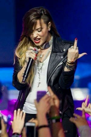 LOVATIC DE CORAZON ♥    Stay Strong