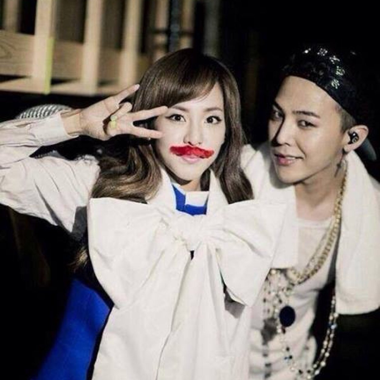 Hello. I'm sandara2NE1. ฉันน่ารักนะ ลองมาคุยกับฉันซิ่คะ แล้วคุณจะรู้ว่าฉันน่ารักแค่ไหน รอคุณอยู่นะ missing you! 2NE1 260812
