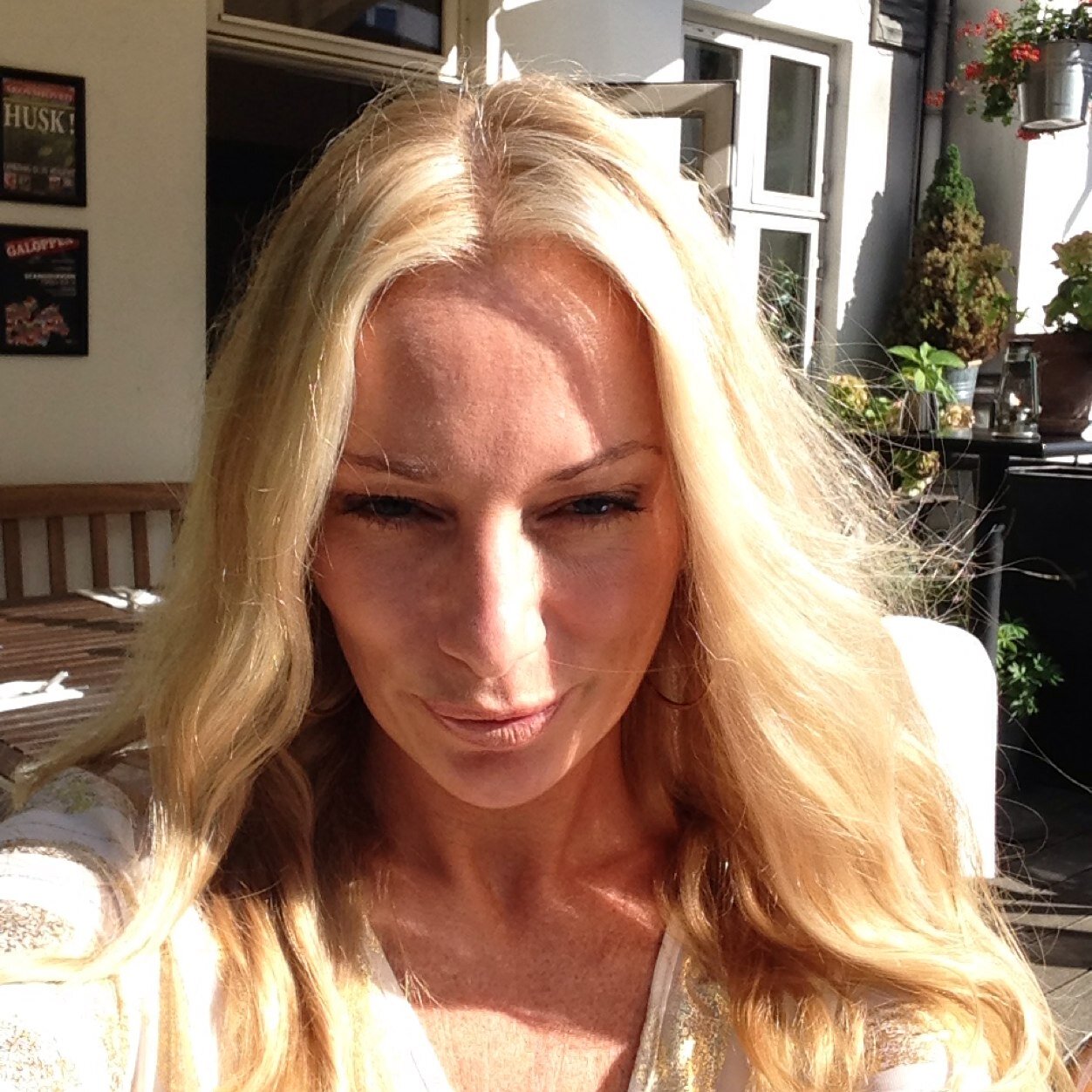 Fashion illustrator, lover of dresses and wine.