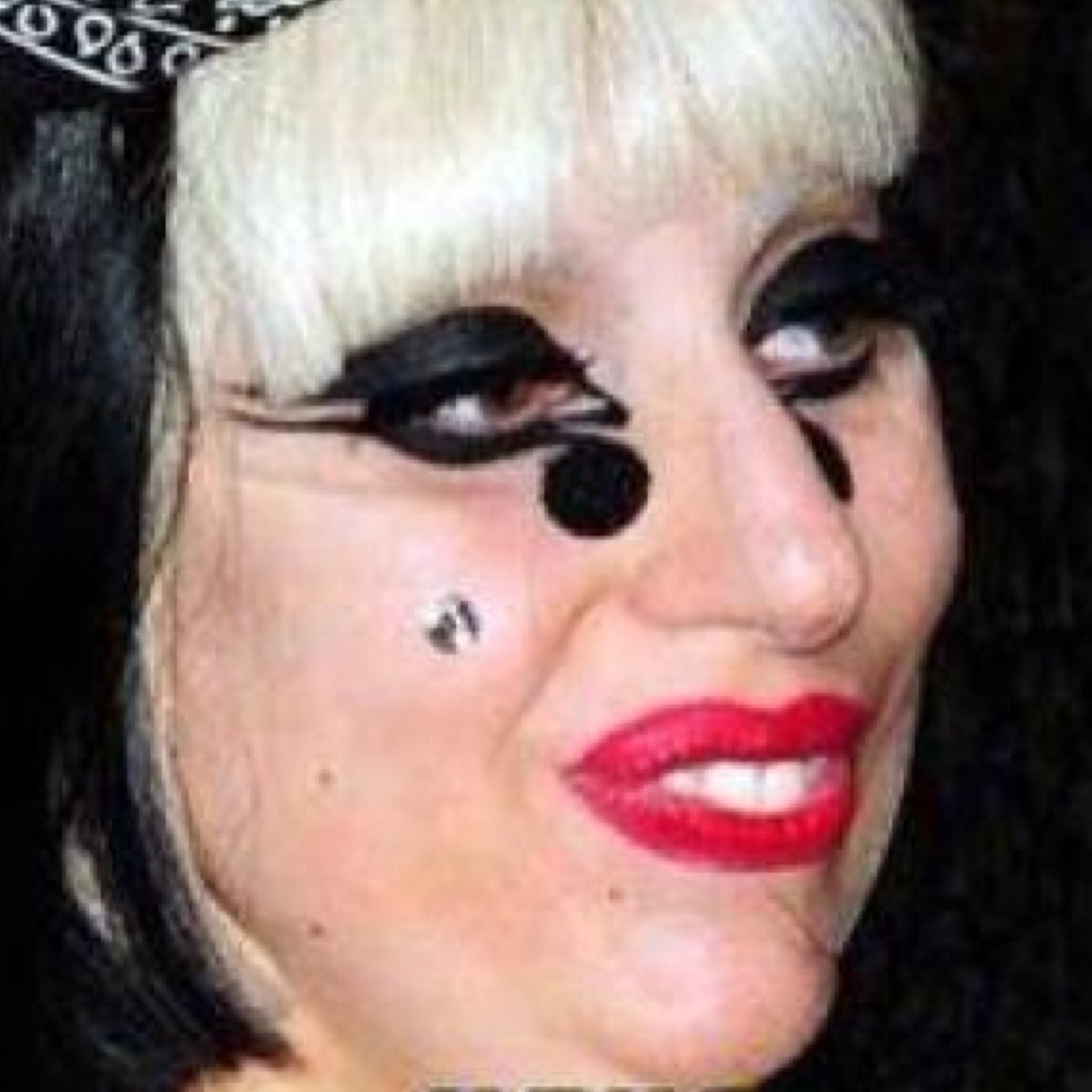 Every Little Monster needs a heartbeat. Epóca de 80 produzindo lacradoras desde sempre. HeartBeat e Little Monster. :*