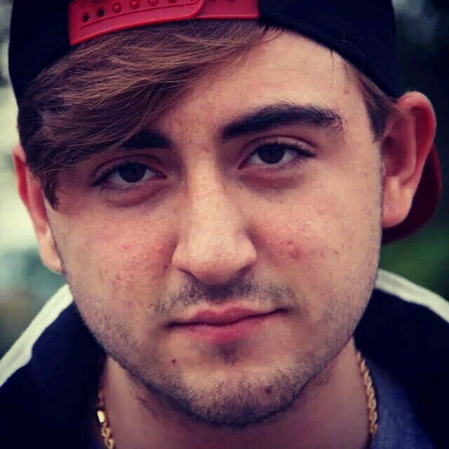 I'm nicolas, I'm seventeen years old. I study elettronic and I play football in a professional club. I love justin bieber