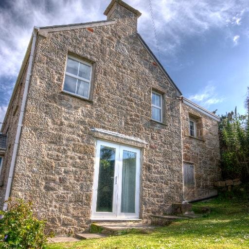 Porthmellon Cottage is a beautiful granite, self-catered holiday home that can sleep 6 on the picturesque island of St Mary's. Follow us for more information!
