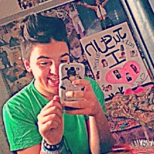 pretend my follow button is Justin’s smile, wouldn’t you love to tap that for see him smile ? ♡ follow on instagram : lin_vaknin1