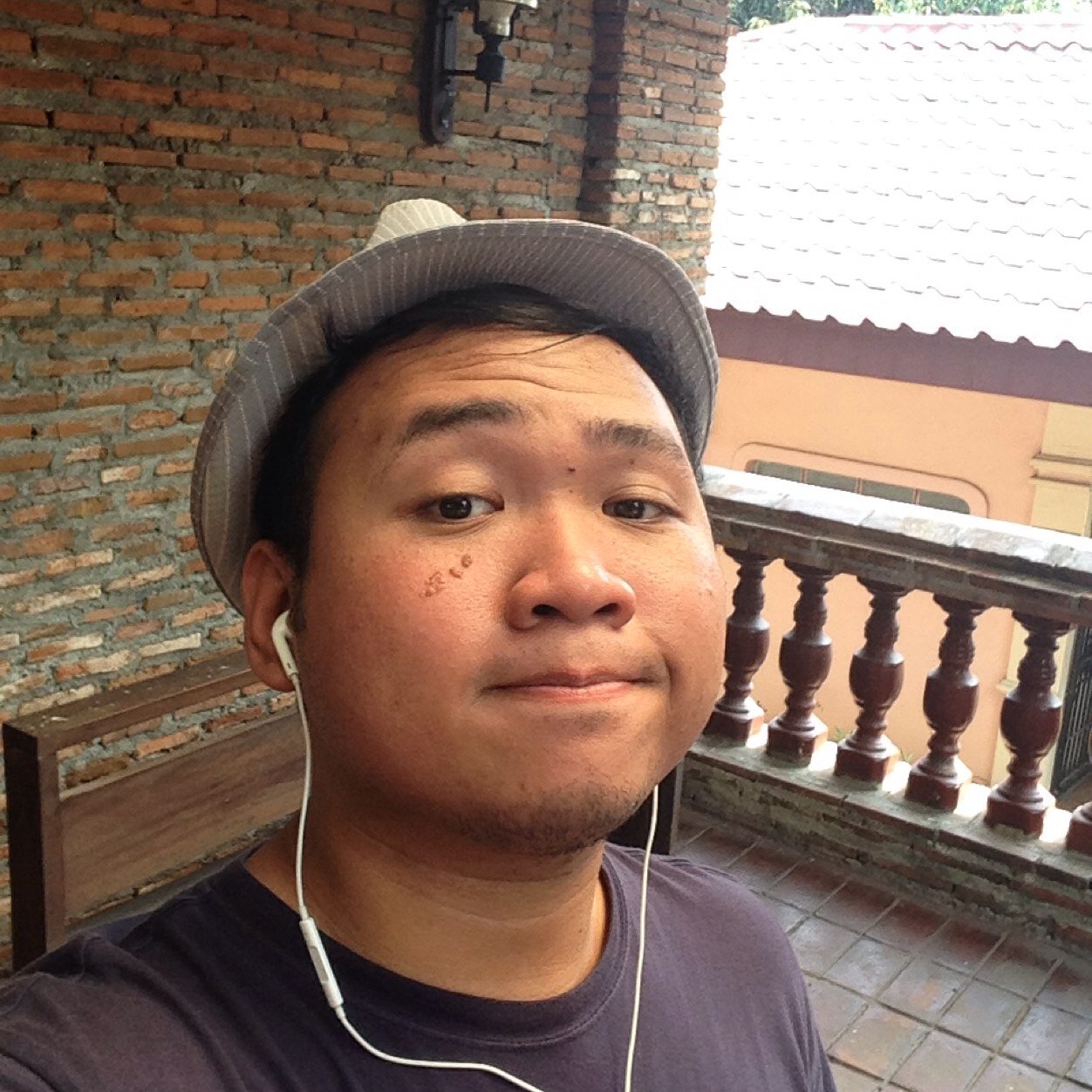 adreyes12's profile picture. When everything is wrong, just move along.