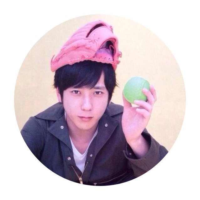 (.ﾟーﾟ*) ＜かわいいぼくの画像をツイートする中の人の自己満bot！たくさん話しかけてね〜