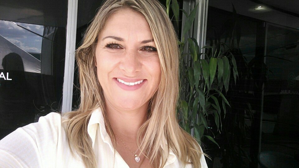 Mãe da Belinha, Jornalista, documentarista, atriz que ama cachorros, livros, arte, música e gente boa.