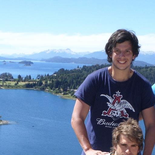 Fanático de River, Estudiante de Económicas. Futbolista Frustrado, El tipo más feliz que saltó un caballo en movimiento. Ayudante de Cátedra de EMPRENDEDOR21 =)