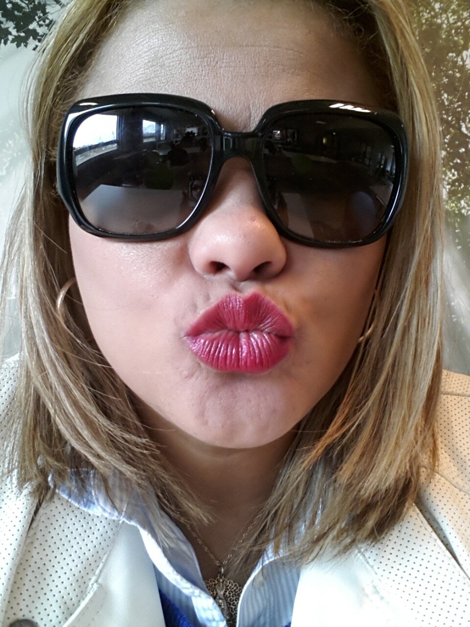 Vivo minha felicidade de acordo com minha capacidade de viver!!! Si ser feliz encomoda, eu vivo simplismente a minha vida, nao as  vida dos outros.