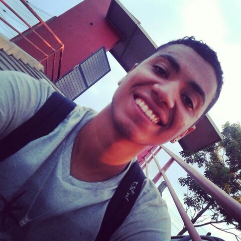 A cada loucura mas, eu aprendo com a vida, vivendo loucamente , se divertindo , dançando , é essa a porra da vida!!