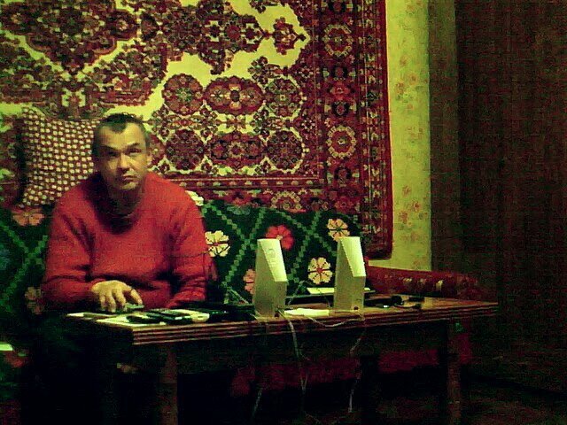 Рабочий,женат,детей нет.