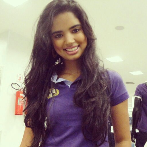 “Hoje eu queria um abraço daqueles que te sufoca de tão apertado e te protege de tudo. Hoje eu só queria ouvir ‘eu-te-procurei-pra-saber-se-você-tá-bem’.”