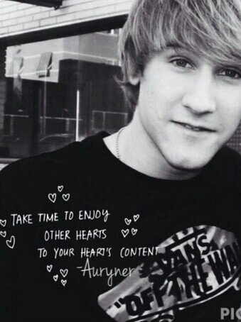 Club de Fans a una persona que me hizo sonreir desde el principio @daniauryn es el motivo de mi sonrisa3
Las Auryners las mejores!!
Ellos mi vida entera333