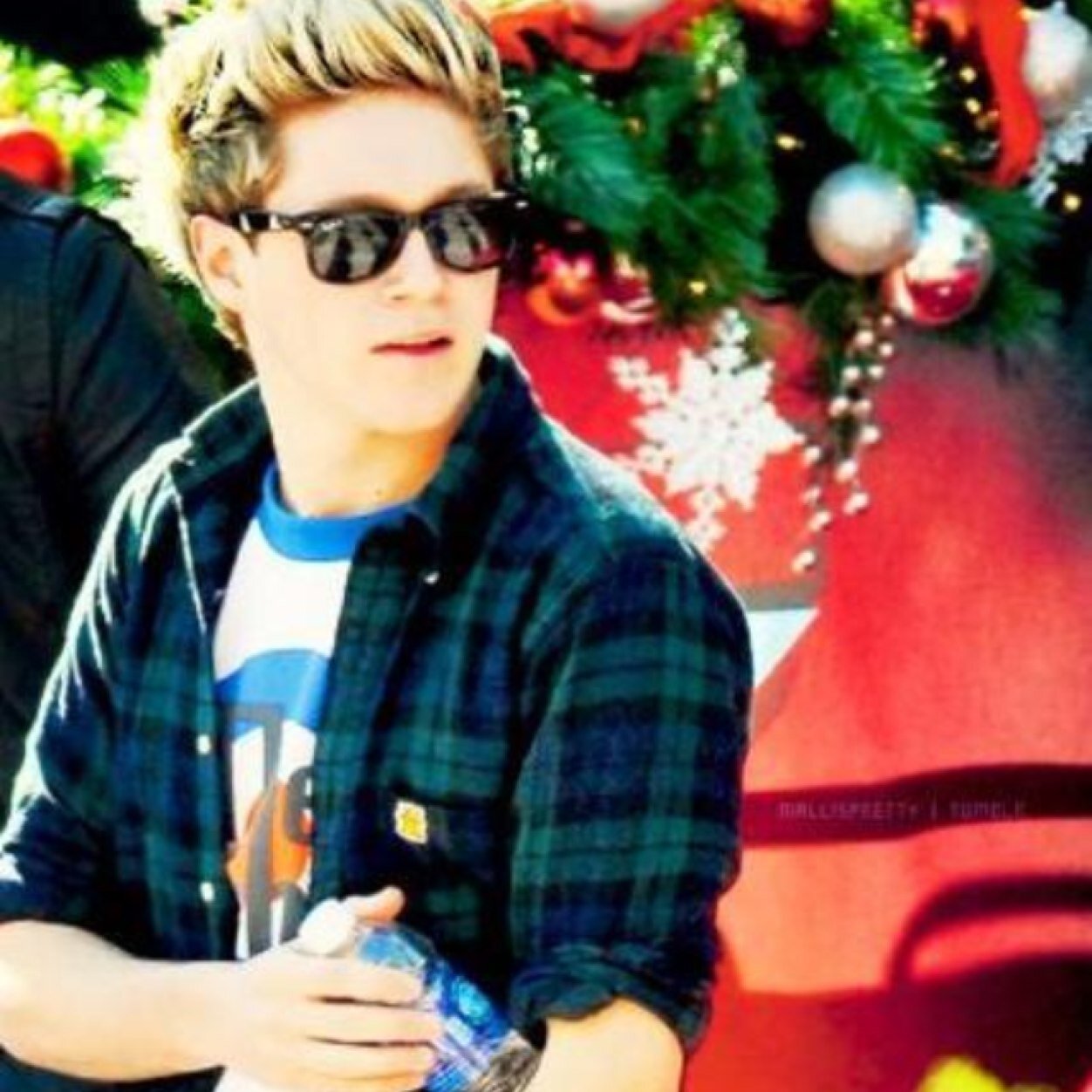 You should be super rad and follow @Tommoisgod she follows back if asked.