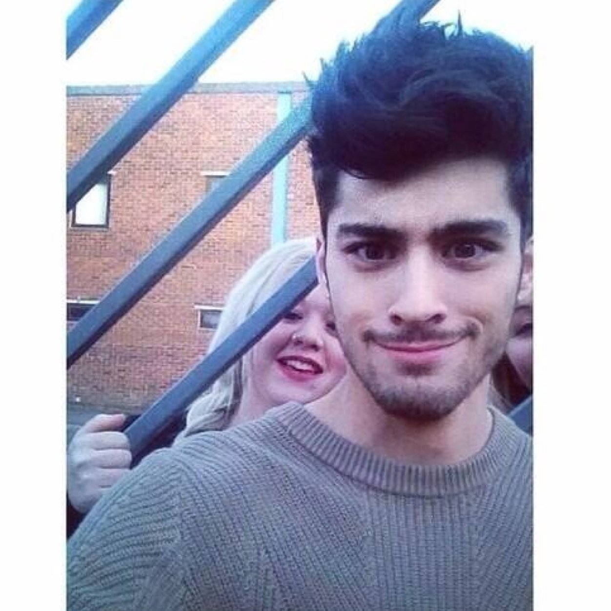 Hi, please follow @zouistequila if you ask i follow back @zouistequila


i love youu
