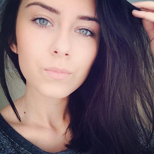 Coucou, moi c'est Sandra j'ai 18 ans ! :D Donc vas-y follow ma folie, m'a follow, follow me !