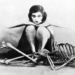 aixa72's profile picture. suicida impaciente. compañera holográfica.