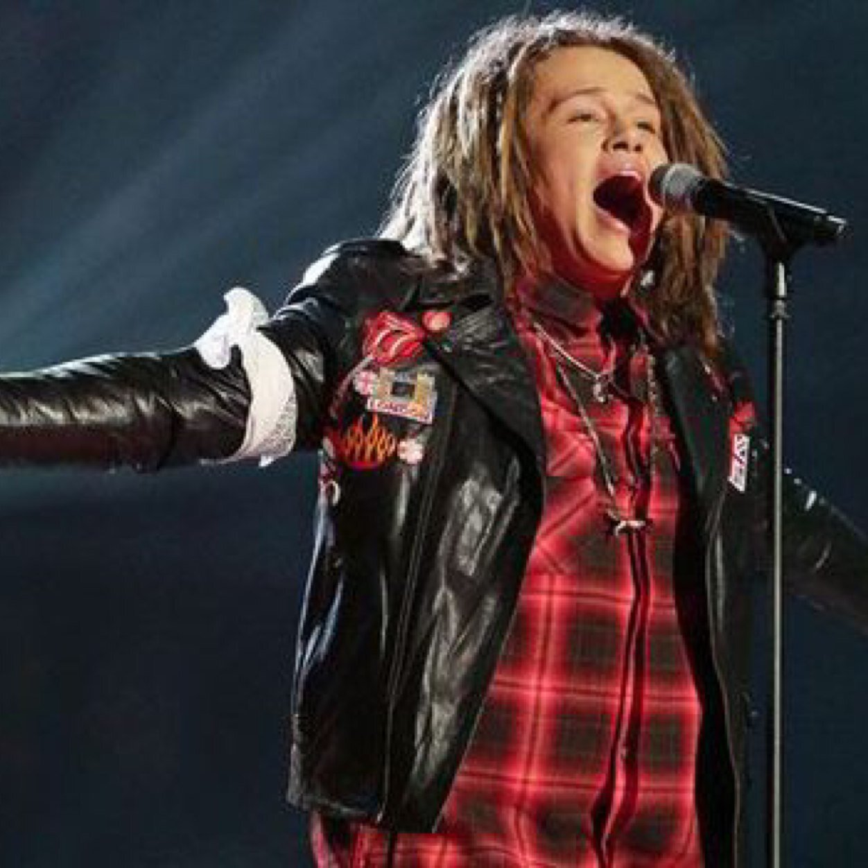 #friendie i love the boy with the dimples,the big smile and the dreads! /Nicky follows/luke follows