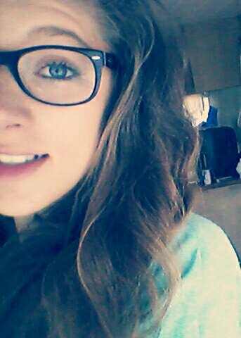 Alyssia 18 ans / Suceuse professionel / J'adore boire du sperme, lecher des chattes et me faire enculer :)