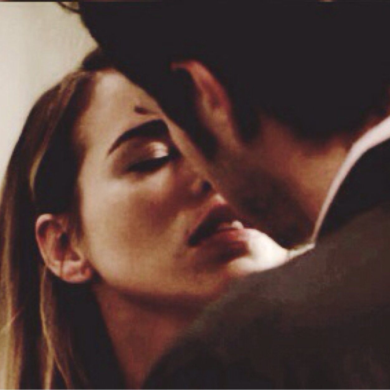 Single things can have a bright side to them. Look at me! I've got one heart, one human life and one @_Rose_Tyler! Things couldn't be better. |#RoseCrisis|DWRP|