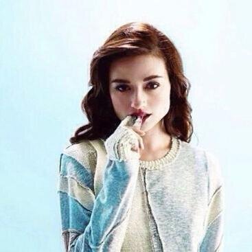17. La pequeña de los Lightwood. Hermana de Gideon y Gabriel. Mi padre tenía viruela demoníaca porque le iba mucho la juerga.