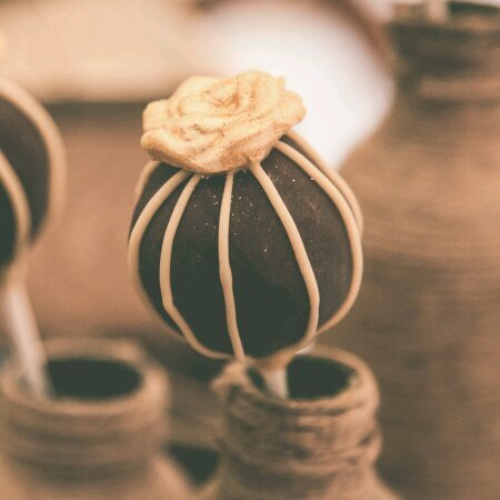 Hollypops is a bespoke and custom company specialising in yummy Cakepops. We’re based in a little town in Cambridgeshire and offer a nationwide service.