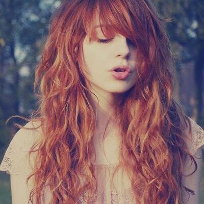 Es castaña pero ama el rojo, su sueño es teñirse y ser pelirroja. No es normal, es tímida y siempre esta sola. Prefiere leer que a las personas.