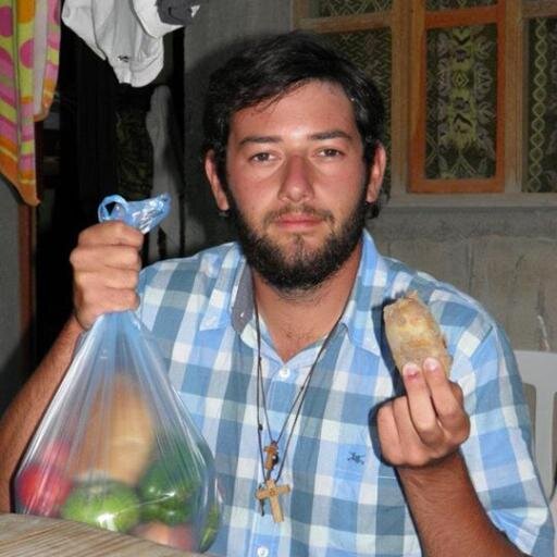 Un sexy y atrevido programador e intento de músico que busca cambiar el mundo para hacerlo un mejor lugar. También es buen contador de chistes malos.