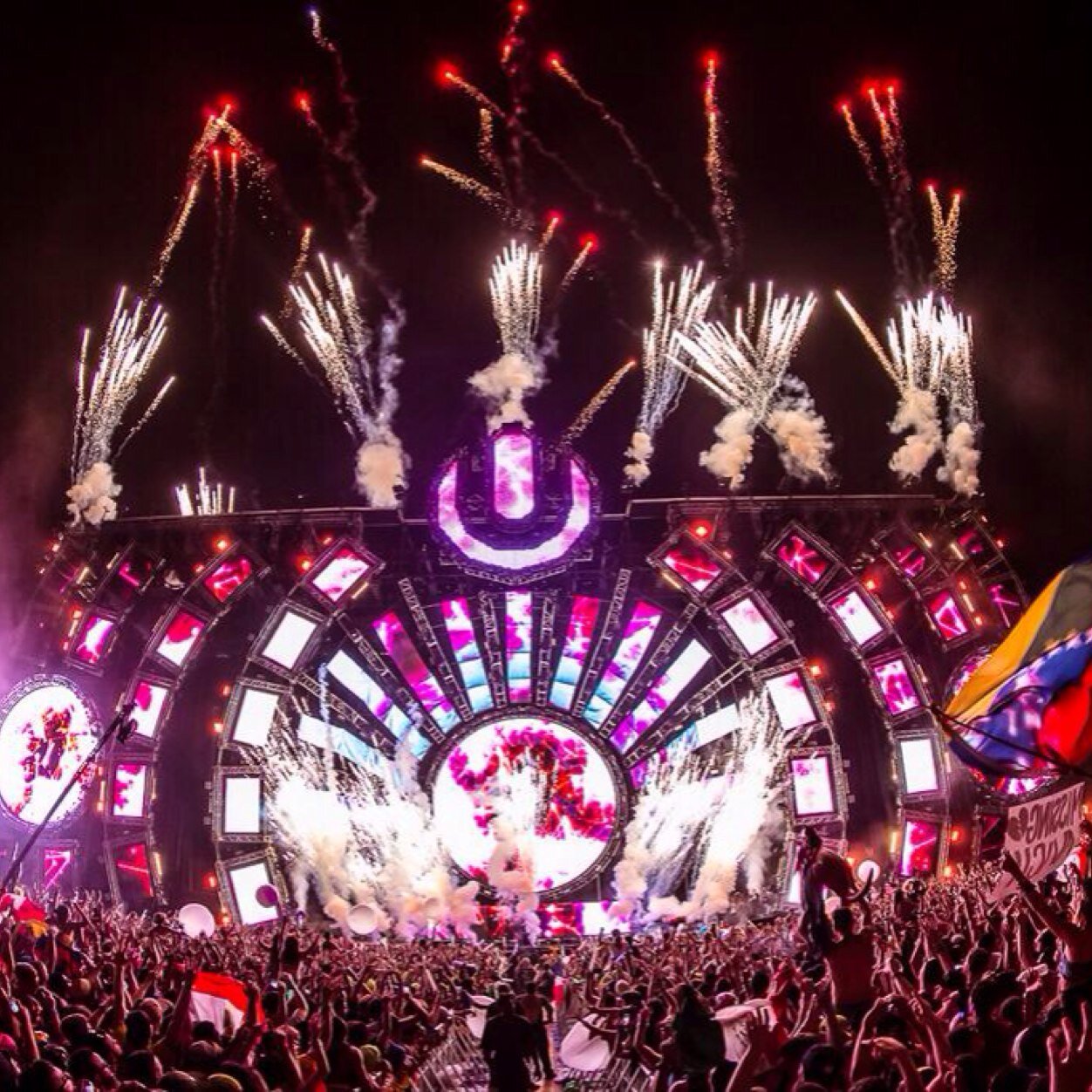 PicsRave's profile picture. Spreading the love of EDM through pictures