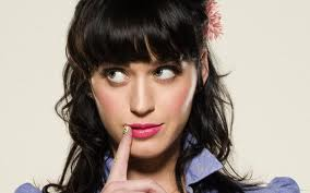 Sou Louca Por Doce, Sou Directioner , Belieber ,KatyCats! E Adoro Cantar,Dançar e Desenhar!!! 3