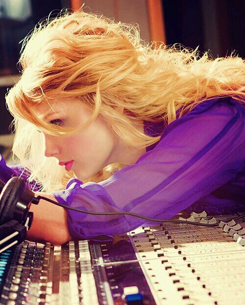 TSwizzleSCC's profile picture. Take my hand and drag me headfirst, fearless.