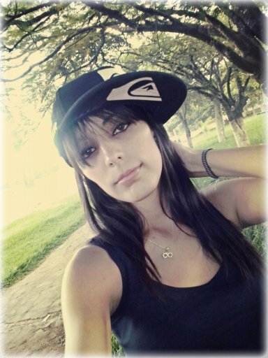 ♥~*~ 
 Guitarrista, cantora, compositora...
Sou alguém que aprendeu com as mancadas da vida, 
a ser feliz independente de quem esteja me apoiando !