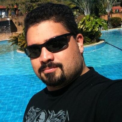 Um cara extremamente exagerado quando o assunto é rock´n´roll, games e conhecer a complexidade da vida humana!