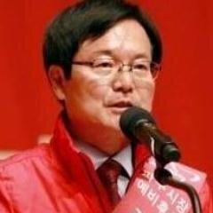 파주시청에 35년간 근무하면서 행정학박사 학위를 취득, 기획, 환경국장을 끝으로 퇴직하여 현재 국민대 행정대학원 겸임교수로 있으며 도시브랜드 마케팅 분야에 전문지식을 갖고 지방자치발전연구소를 운영하면서 DMZ연구와 문인협회 평론작가로 활동하고 있고 틈틈이 지역자원봉사 활동을 거들고 있음