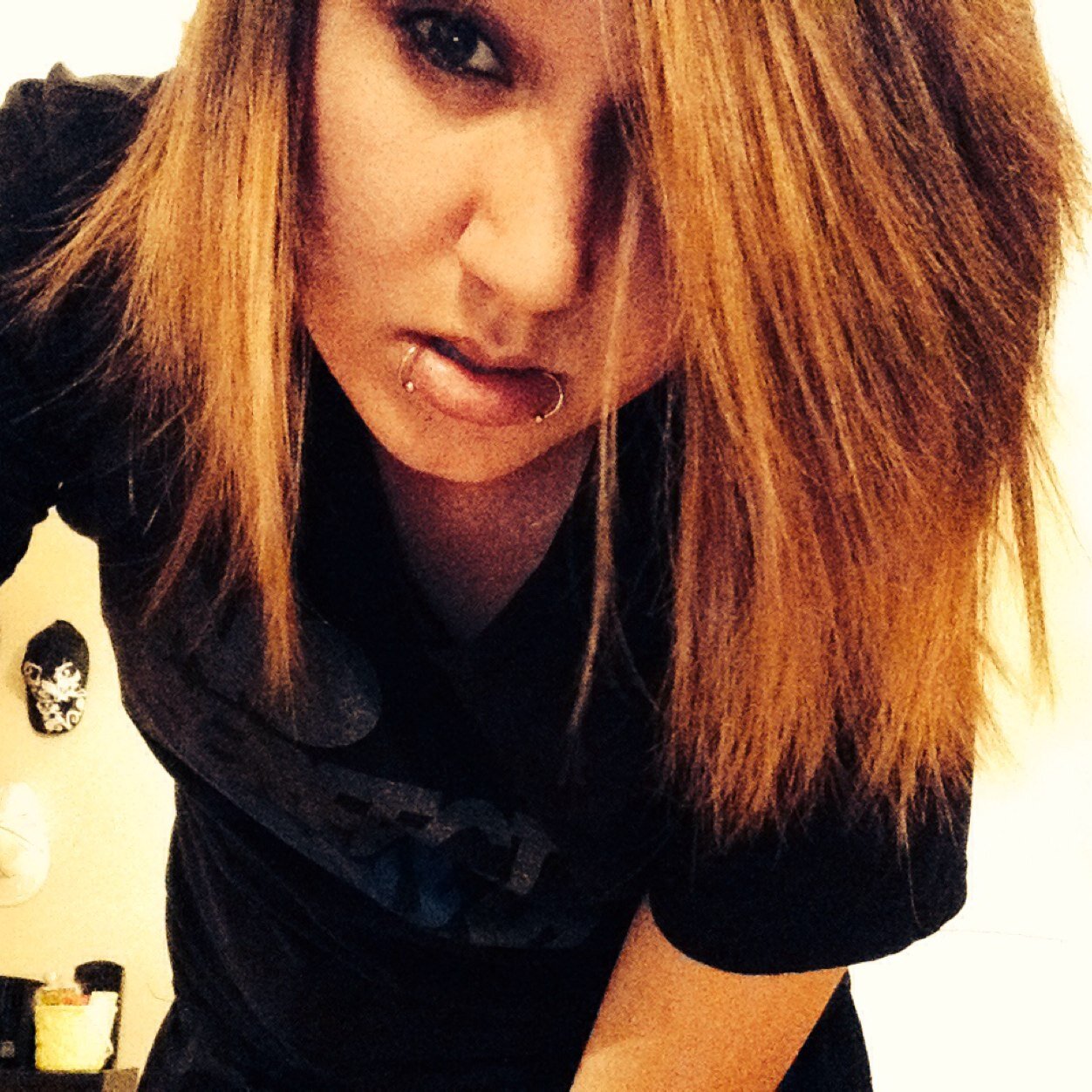 Blue Blood Gang/14/emo/forever alone/idk what love is anymore... Will some1 help me learn to love again? No? Otay!