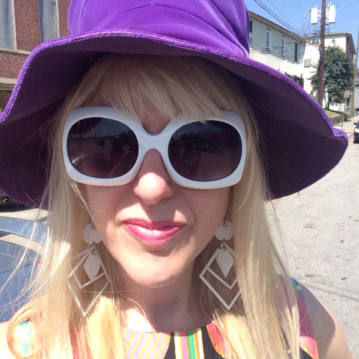 Psychedelic Artist, Art Director & Vinyl Spinstress. 60s Garage & Psych Rock-n-Roll @fringefactory DJ/Radio host on WFMU Rock-n-Soul Ichiban!