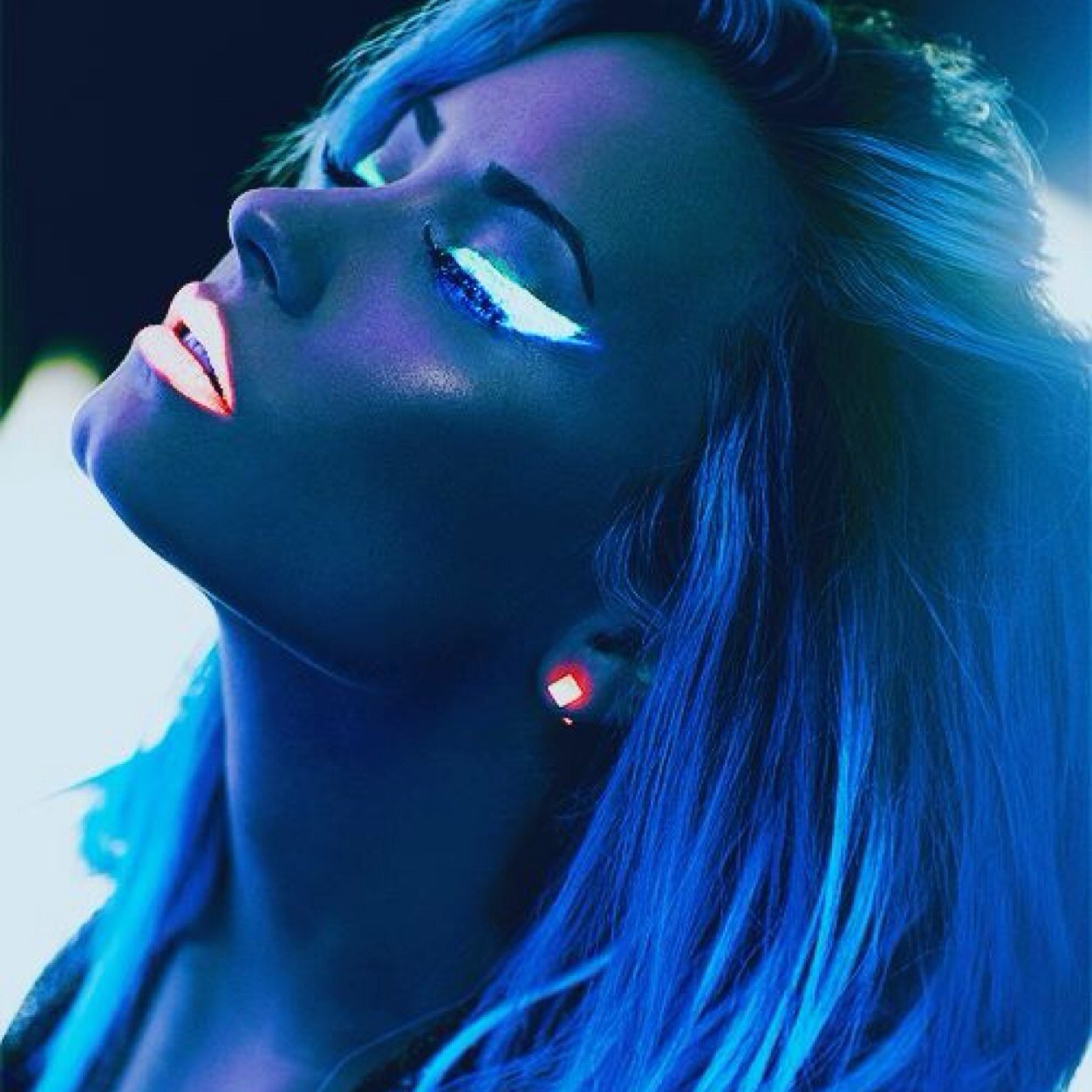 I'm a lightweight easy to fall easy to break, with every move my whole world shakes, keep me from fallin' apart. Follow my babe @lovin_the_tommo I love her! xx