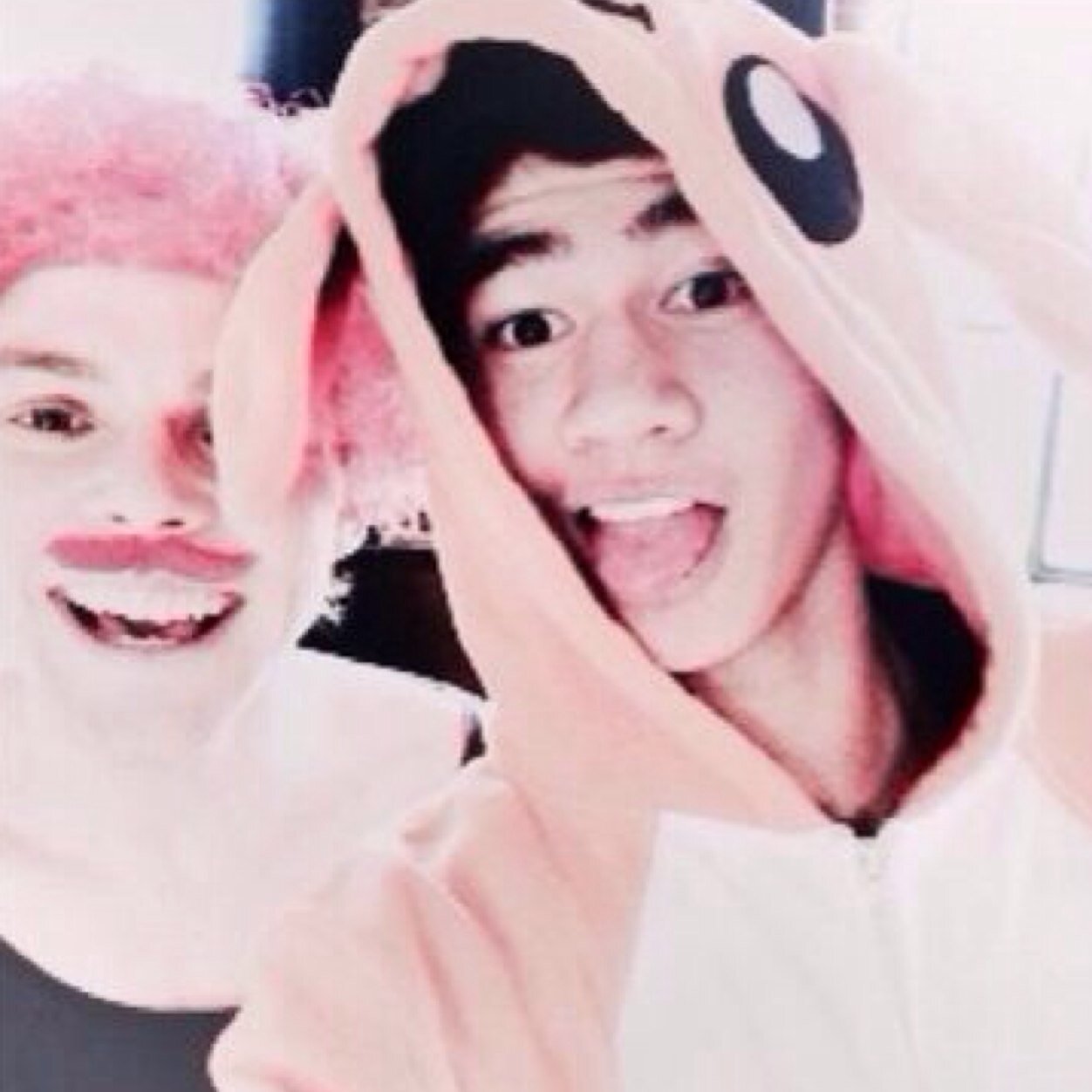 Hellllooooo i know these are annoying but i would love you forever if you followed @wowlashton bc i gave you a free follow babe ifb