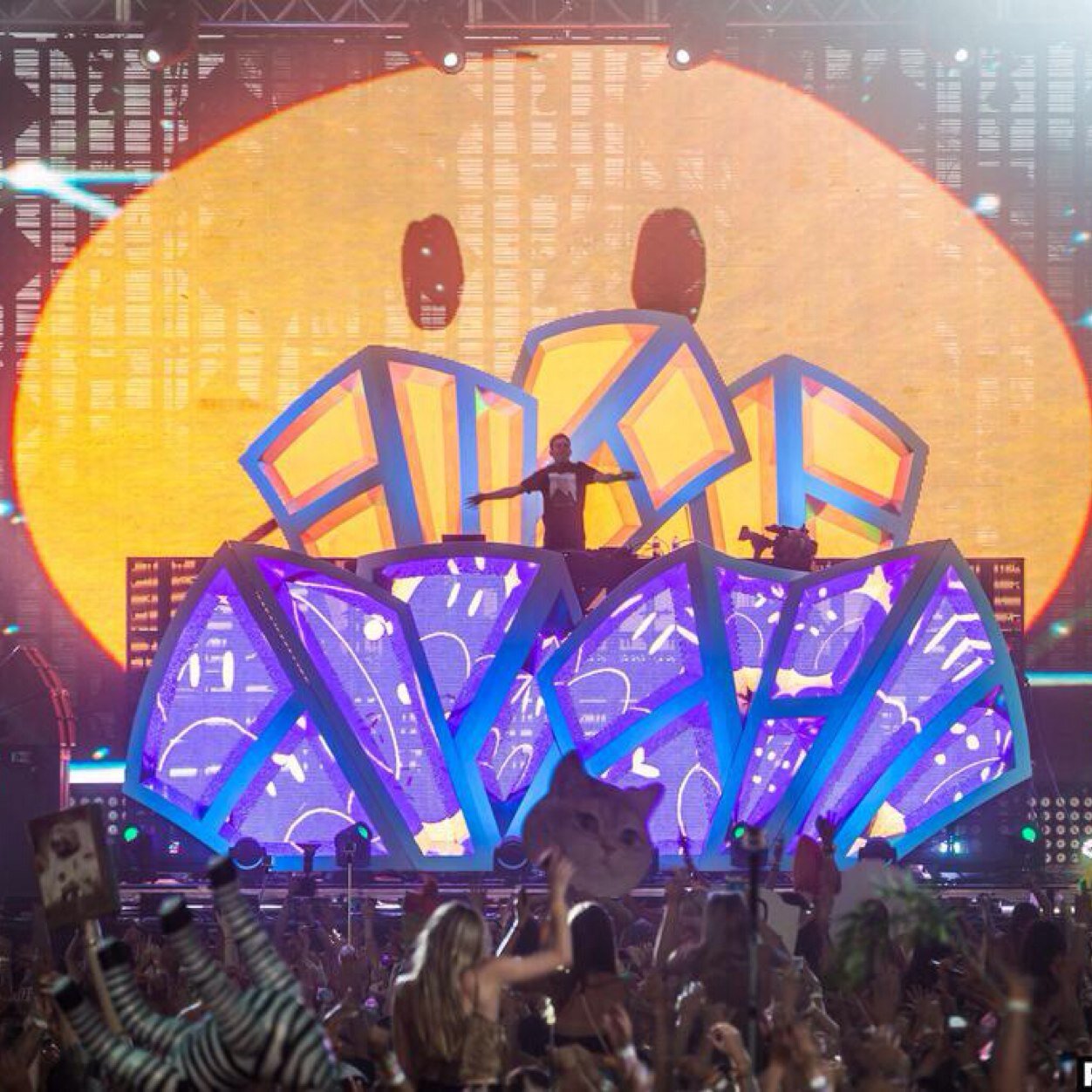 Your destination for the best EDM tweets and lyrics. #EDM #Plur #Raver