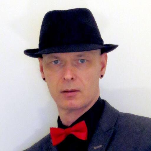 I travel and take photos all over the world publishing colorful travel journals and write about men's fashion in my blog.