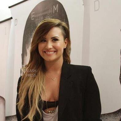Iam Leticia :) iam a big fan of demi lovato : iam a lovatic , and please follow us 3