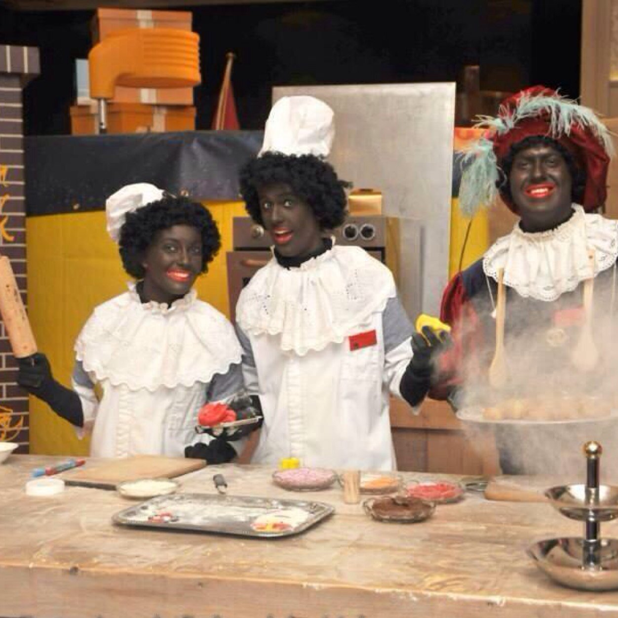 Het officiële account voor bakker pieten. Wij zijn de bakker pieten. In onze bakkerij maken wij de lekkerste pepernoten en de grootste chocolade letters.