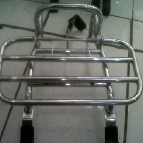 Menjual aksesoris Vespa