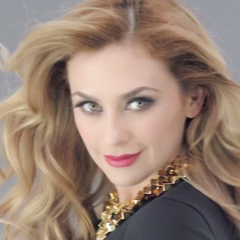 Twitter dedicado para escribir y perpetuar frases dichas por @aracelyarambula de entrevistas, personajes, canciones y toda su actualidad.