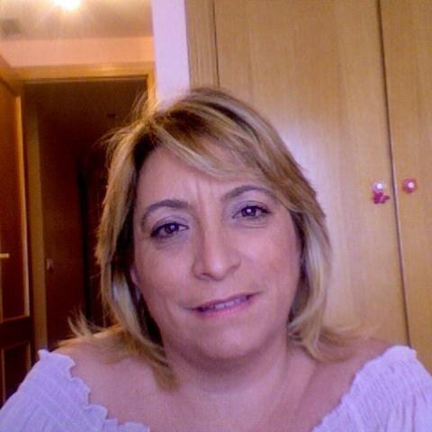 Simpática, alegre y amiga de sus amigos..
Le gusta salir y disfrutar de sus tres tesoros, su marido y sus hijas.
Y #basketlover