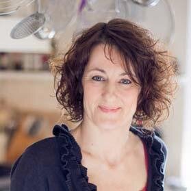 Kinderen koken. In de KinderKookWereld online kookles volgen met video's en succesrecepten. Tips voor ouders: kinderen gezond leren eten.