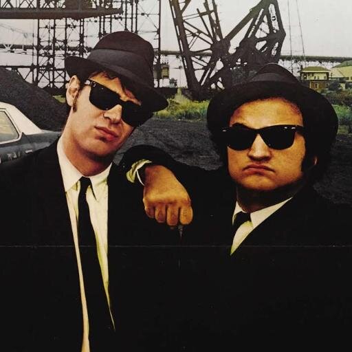 —Estamos a 150 km de Chicago. Tenemos medio deposito de gasolina. Medio paquete de cigarrillos. Es de noche, y llevamos gafas de sol. —¡Tira!