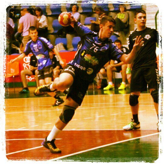 Jugador del Atl Basauri de Balonmano,pivote . Campeon de Euskadi (cadete).