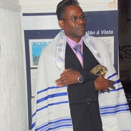 Sou Pastor Missionário,graduado em Logística e atualmente curso Pós graduação em Direito Educacional.Casado .